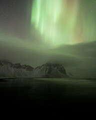 Zorza polarna na Stokksnes, Islandia - obrazy, fototapety, plakaty