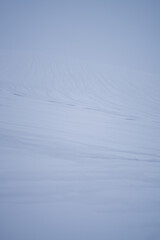 Minimalistyczne zdjęcie lodowca na Islandii zasypanego świeżym śniegiem - 649674027