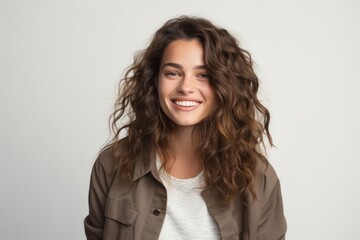 Obraz premium portrait of a confident Israeli woman in her 20s wearing a chic cardigan against a white background