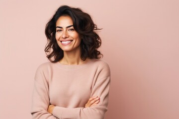 Fototapeta premium portrait of a confident Mexican woman in her 30s wearing a cozy sweater against a pastel or soft colors background