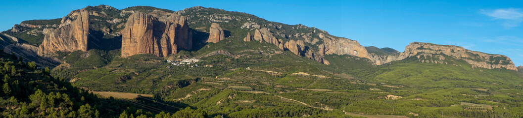 Fototapeta na wymiar vistas de los famosos mallos de riglos en la provincia de Huesca, España 