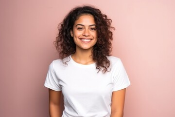 Obraz premium medium shot portrait of a confident Mexican woman in her 20s wearing a casual t-shirt against an abstract background