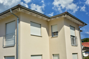 Fenstertür mit Französischem Balkon, Sturzsicherungsgeländer an der Fassade eines modernen Wohnhauses