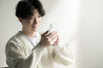 スマホを操作する男性のクローズアップ