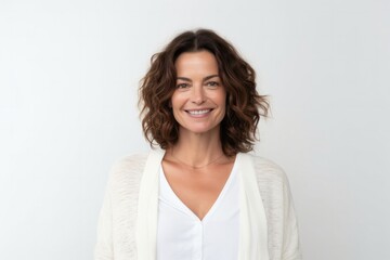 Obraz premium medium shot portrait of a Israeli woman in her 40s wearing a chic cardigan against a white background