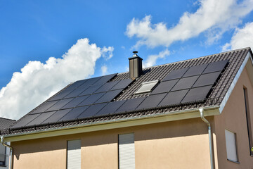 Solarthermische und Photovoltaikanlage auf einem Ziegeldach