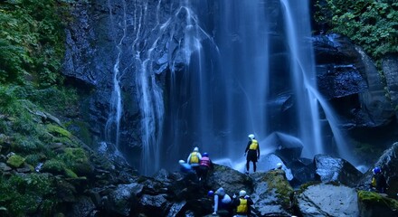 
滝の飛沫とシャワーウォークを楽しむ