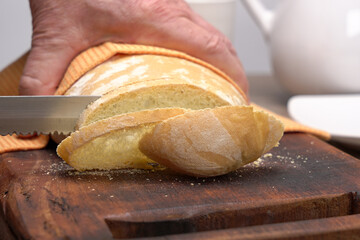 Uomo taglia il pane 