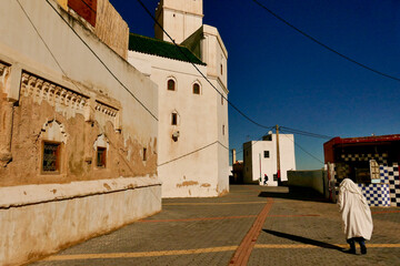 Bhalil Marocco famosa nel mondo per le sue case grotta, colorate e collegate tramite ponti.