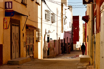 Bhalil Marocco famosa nel mondo per le sue case grotta, colorate e collegate tramite ponti.