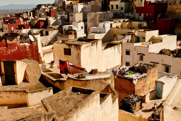 Bhalil Marocco famosa nel mondo per le sue case grotta, colorate e collegate tramite ponti.