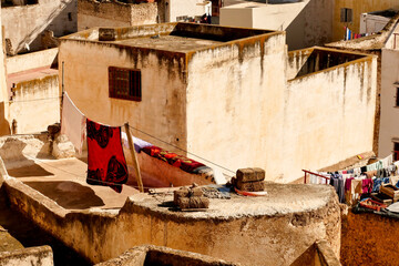 Bhalil Marocco famosa nel mondo per le sue case grotta, colorate e collegate tramite ponti.