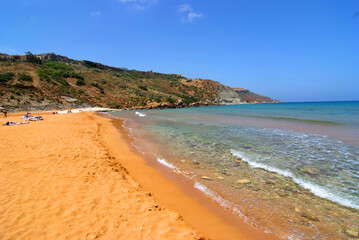 spiaggia di ramla bay a gozo sabbia color rossastra