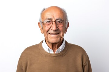 Obraz premium Cheerful senior man with glasses and beard smiling for the camera on white background