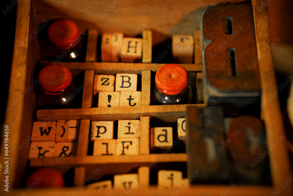 Fototapete retro type objects and old wooden typographic blocks. letters and numbers. vinatage background