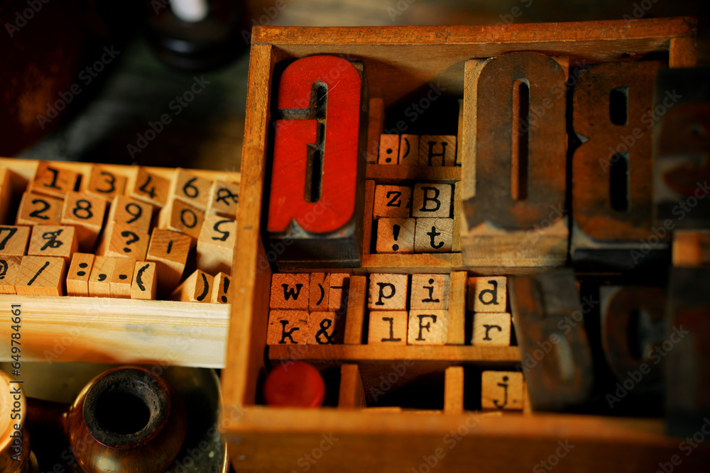 Fototapete retro type objects and old wooden typographic blocks. letters and numbers. vinatage background