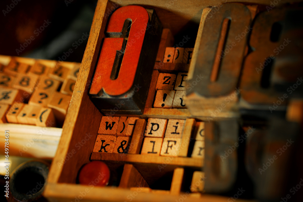 Fototapete retro type objects and old wooden typographic blocks. letters and numbers. vinatage background