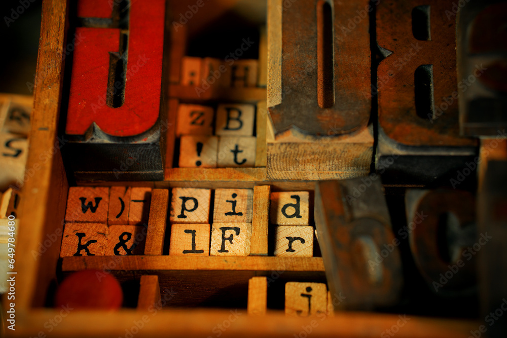 Fototapete retro type objects and old wooden typographic blocks. letters and numbers. vinatage background