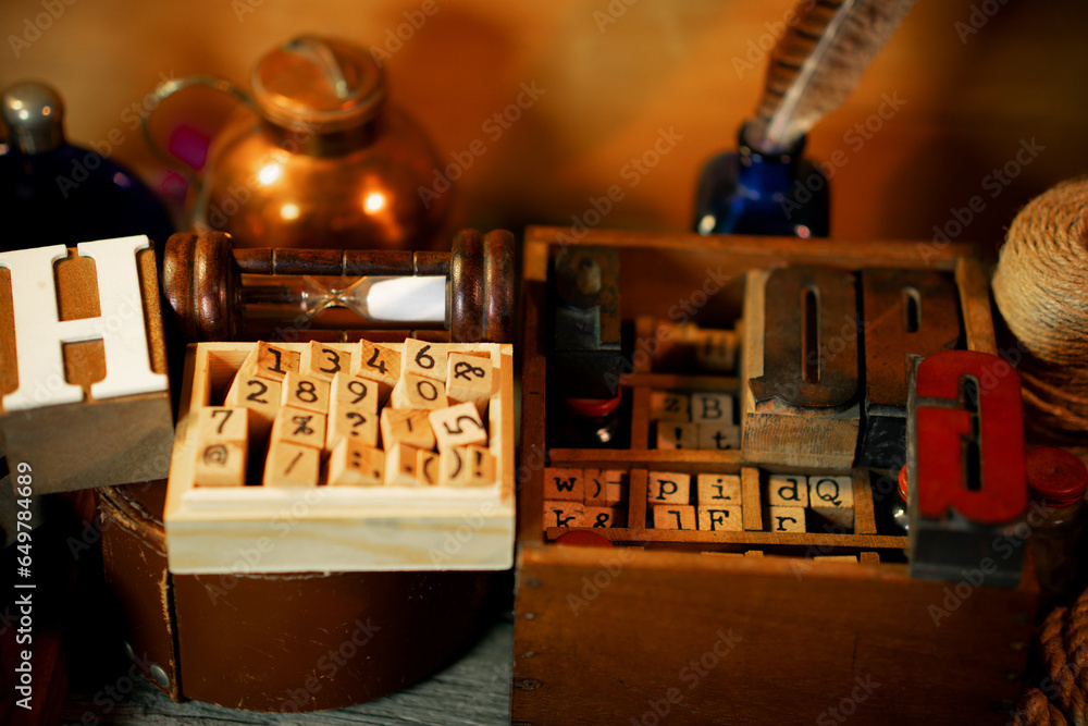 Fototapete retro type objects and old wooden typographic blocks. letters and numbers. vinatage background