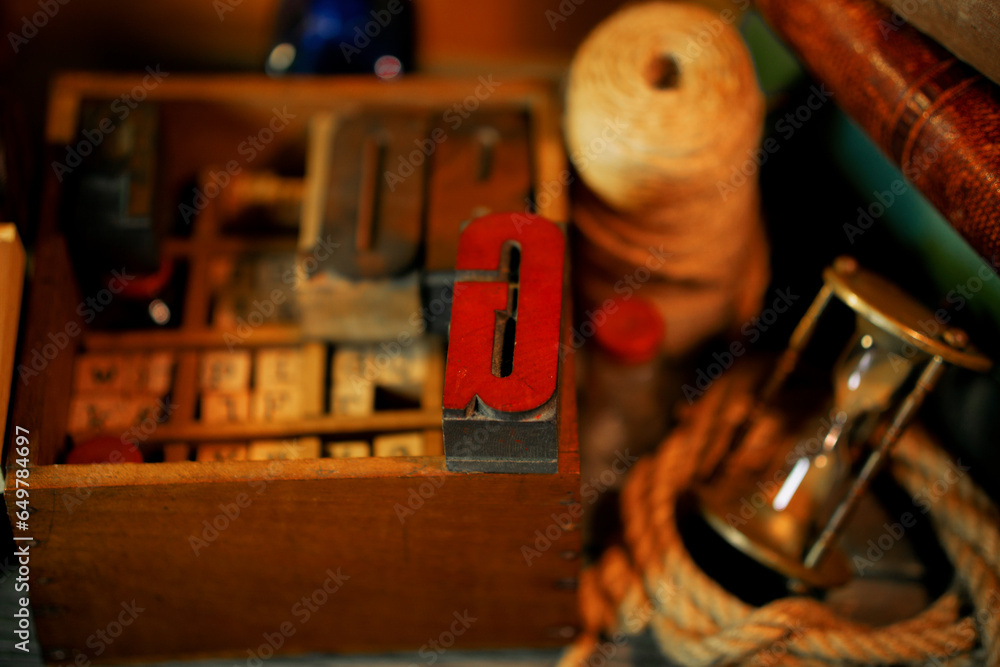 Fototapete retro type objects and old wooden typographic blocks. letters and numbers. vinatage background