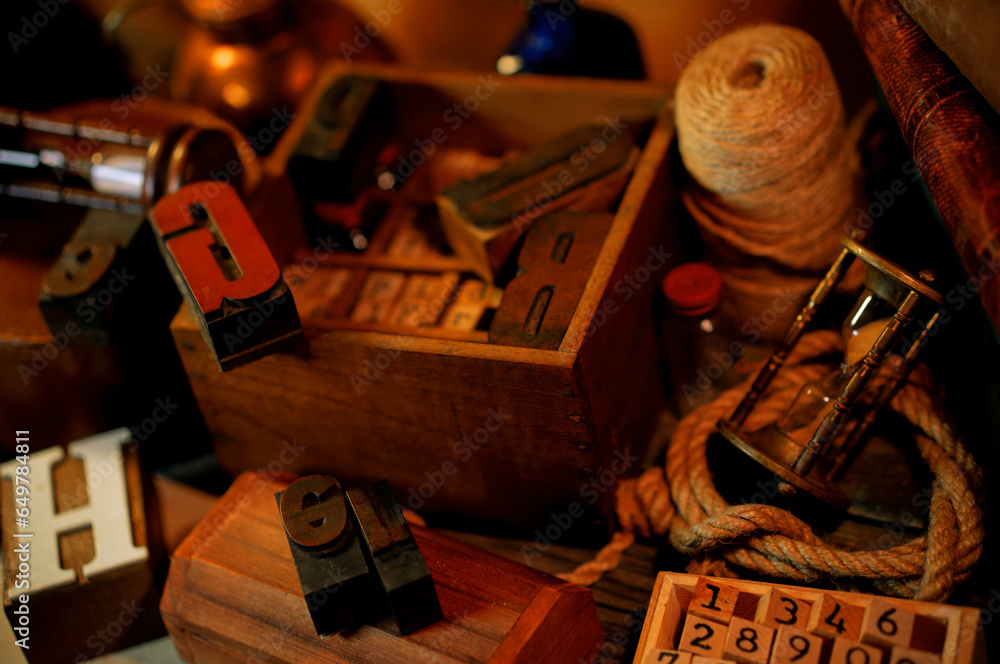Fototapete retro type objects and old wooden typographic blocks. letters and numbers. vinatage background