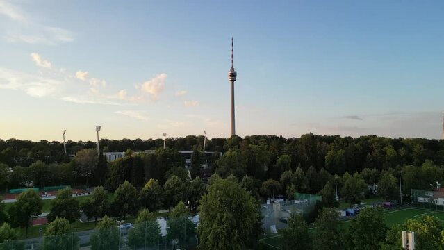 n diesem faszinierenden Video fängt die Kamera mit einer spektakulären Bewegung vom Himmel aus an, sich in Richtung des imposanten Stuttgarter Fernsehturms zu bewegen, und fliegt dann rückwärts raus.
