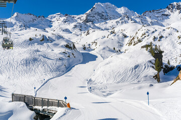 Panorama of ski runs on the Kaunertal glacier in Austria. - obrazy, fototapety, plakaty
