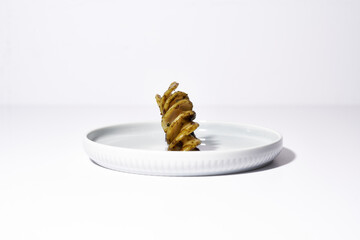 Eine Nudel auf strahlend weißem Teller, verfeinert mit frischem Pesto. Minimalistische & moderne...