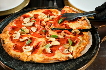 Pizza italiana gourmet com cogumelo e manjericão