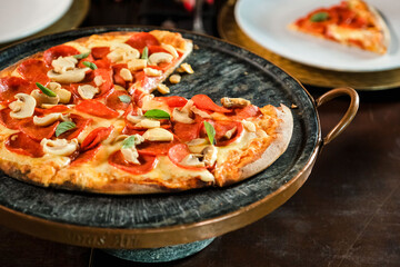 Pizza italiana gourmet com cogumelo e manjericão