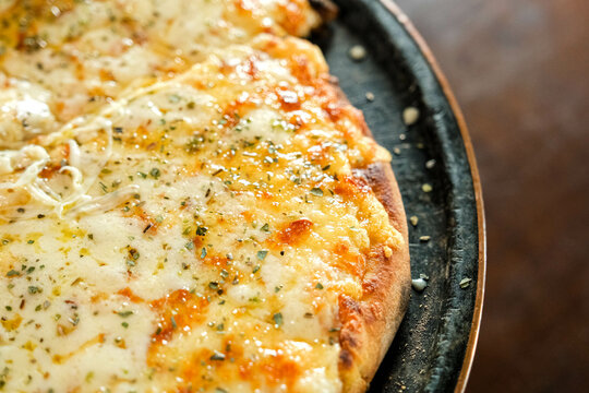 Pizza quatro queijos deliciosa close up