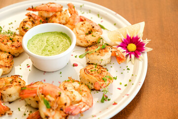 Elegante prato de camarão alho e óleo com delicioso molho verde
