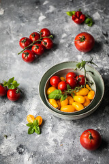 Kolorowe pomidory na szarym tle - obrazy, fototapety, plakaty
