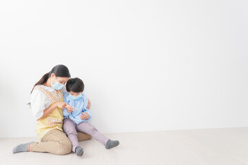 体温を測定する子供と幼稚園の先生