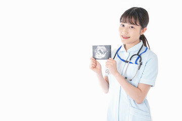 エコー写真を持つ産婦人科のナース