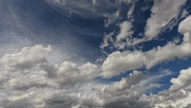Plan fixe en acc&eacute;l&eacute;r&eacute; de nuages qui d&eacute;filent dans un ciel bleu 