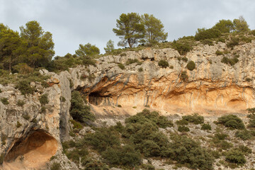 Paisaje con las cuevas y pinturas rupestres de La Sarga en Alcoi, España © Diego Cano Cabanes