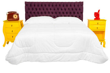 Cama de casal com cabeceira almofadada de cor vinho e edredom de cor branco e dois criados mudo de...