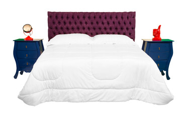 Cama de casal com cabeceira almofadada de cor vinho e edredom de cor branco e dois criados mudo de...