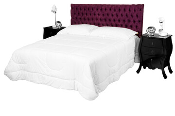 Cama de casal com cabeceira almofadada de cor vinho e edredom de cor branco e dois criados mudo de...