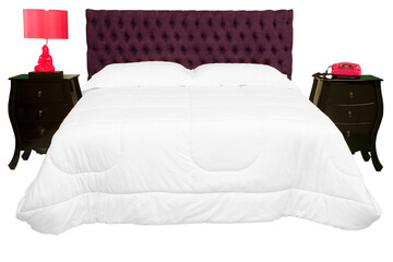 Cama de casal com cabeceira almofadada de cor vinho e  edredom de cor branco e dois criados mudo de...