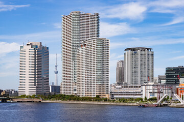 水辺に建つ東京のビル群