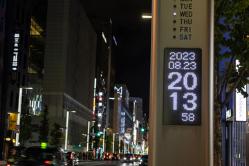 銀座中央通り 銀座1丁目 時計（2023年8月23日 夜 撮影）
