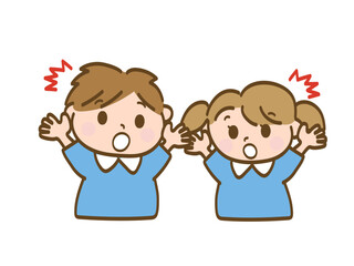 両手を上げて驚く男の子と女の子_保育園児の兄妹