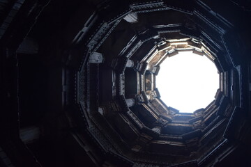Looking up from the step wells in Gujarat.  - obrazy, fototapety, plakaty