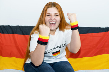 Junge Frau freut sich über deutsche Fussball-Mannschaft