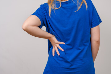 Ból pleców, kobieta trzymająca się za dolny odcinek pleców 
