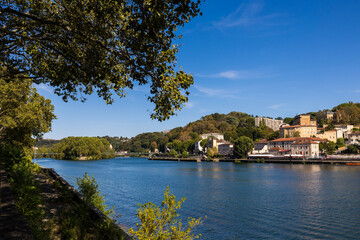 Panorama sur l’Île Barbe sur la Saône et le Château de Cuire, entre Lyon et Caluire-et-Cuire