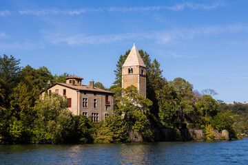 Église romane Notre-Dame de Lyon sur l’Île Barbe, depuis les quais de Saône de Caluire-et-Cuire