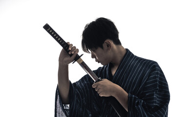 日本刀を抜く剣士のシルエット